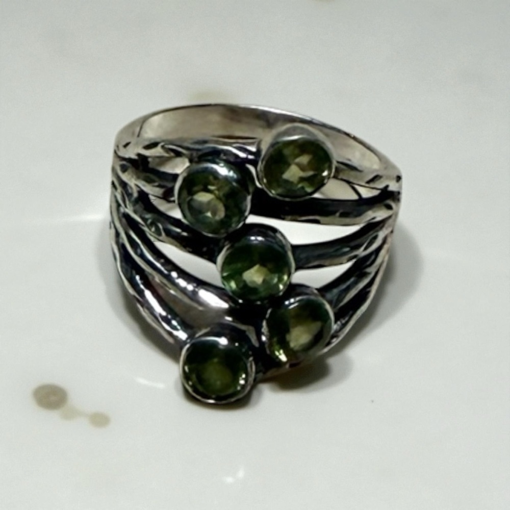 Elegant 925 Sterling Silver and Peridot Gemstone‎ Ring